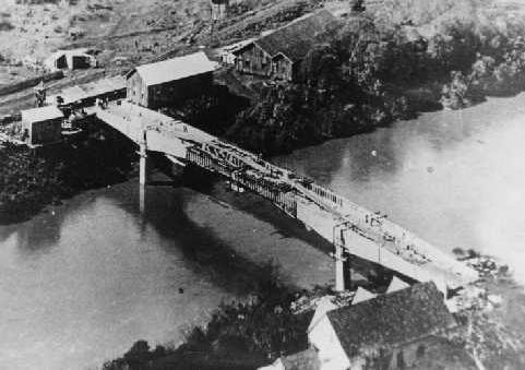 Construção da ponte sobre o Rio do Peixe.