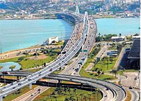Novo viaduto que desafogaria o trânsito em Florianópolis seria construído entre os já existentes, como mostra a simulação