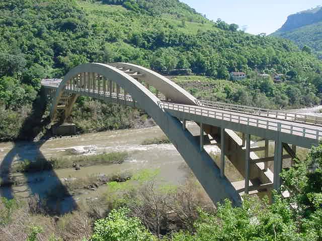 Ponte Sobre o Rio das Antas, no Rio Grande do Sul: exemplo de concreto aparente