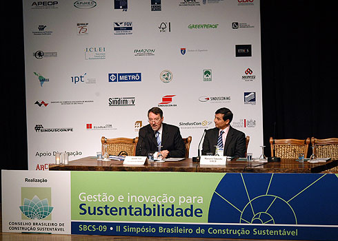 Segunda edição do Simpósio do Conselho Brasileiro de Construção Sustentável aconteceu em São Paulo e Marcelo Takaoka (dir.) foi um dos palestrantes