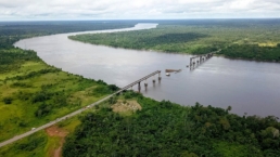 ponte sobre rio Moju