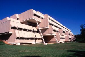 Burroughs Wellcome: agregado fino de calcário dá textura especial ao concreto aparente usado no prédio de quase 50 anos Crédito: Foundation Paul Rudolph