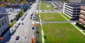 Inner Loop East depois da obra de infraestrutura urbana: avenida ganhou espaço para pedestres, ciclistas e novo paisagismo. Crédito: City of Rochester