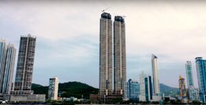 Edifícios do Yachthouse Residence Club, em Balneário Camboriú-SC:  know-how adquirido pela Concrebras a torna referência em concretagem de edifícios altos. Crédito: Pasqualotto&GT/JC Drones/Youtube