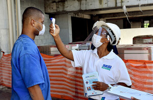 Construtoras seguem orientando trabalhadores dentro do canteiro: cumprimento dos protocolos sanitários permitiu ritmo de execução das obras Crédito: Valter Pontes/Coperphoto/Sistema FIEB