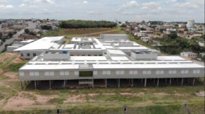 Hospital inacabado em Divinópolis-MG: exemplo do volume de obras abandonadas na área de saúde no país. Crédito: Prefeitura de Divinópolis